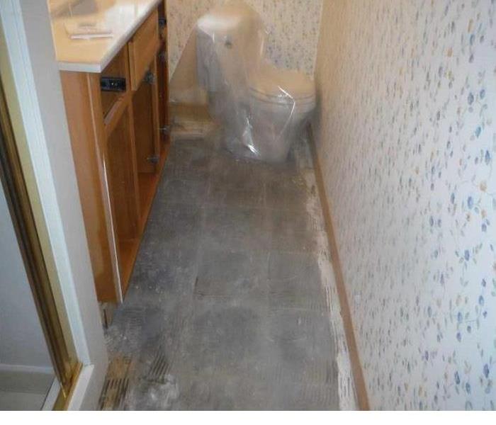 Completely dry bathroom after water damage.